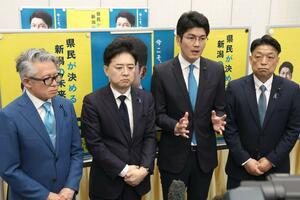 ぶら下がりに応じる大渕健県議（左から２人目）と土田竜吾県議（同３人目）ら＝２０２６年４月１９日、新潟市中央区弁天２の新潟東映ホテル