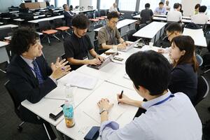 各社の経済担当記者が意見交換した地方紙フォーラム=9月6日、新潟市中央区の新潟日報メディアシップ