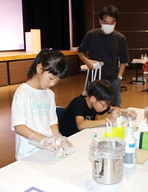 血液型や血糖値を調べる実験で科学に触れた児童たち=佐渡市両津湊