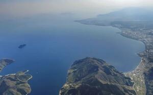 滋賀県の琵琶湖北部。手前右は高島市マキノ町の市街地=2020年