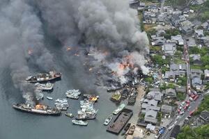 　広島県呉市の船舶解体現場で発生した火災＝１４日（共同通信社ヘリから）