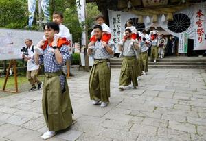 「湯登神事」で熊野本宮大社を出発する稚児たち=13日午前、和歌山県田辺市