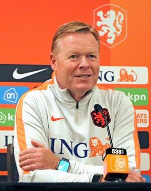 ウズベキスタンとの親善試合を前に、記者会見するオランダのクーマン監督=7日、米ニューヨーク近郊(共同)