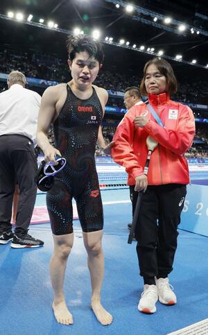 女子１００メートル自由形（視覚障害Ｓ１１）決勝のレースを終え、引き揚げる石浦智美＝パリ郊外（共同）