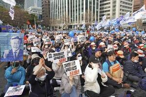 韓国政府が発表した元徴用工訴訟問題の解決策を巡り、市民団体などが開いた反対集会=2023年3月、ソウル(共同)