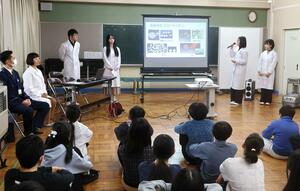 ３機関が連携し、児童に薬物乱用の危険性を伝えた教室＝新潟市中央区関屋下川原町２