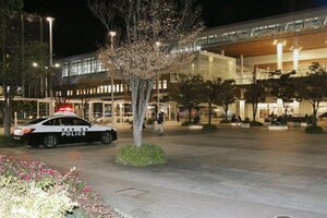 パトカーによる警戒が続く中、少年らの姿が見られなくなったJR新潟駅の南口広場=2日午後9時30分過ぎ、新潟市中央区