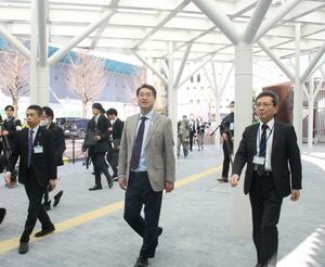 新潟市の担当者の案内で、新潟駅の万代広場を視察する中原八一市長（中央）＝２４日、新潟市中央区花園１