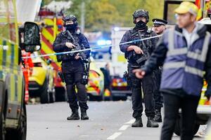 テロが発生したユダヤ教会堂付近に立つ警察官=2日、英中部マンチェスター(Peter Byrne/PA通信・共同)