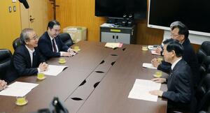 伊藤信太郎原子力防災担当相(右手前)に要望する花角英世知事(左手前)=6月6日、東京・永田町