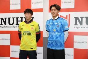 Ｊリーグでの活躍を誓った新潟医福大の細井響（右）と吉田晃盛＝新潟市北区の新潟医福大
