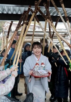 嫁祝いで祝福される女性=1月15日、上越市西横山