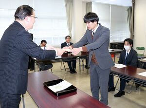 「夢しごと元気塾」の閉講式で修了証を受け取る塾生(右)=上越市下門前