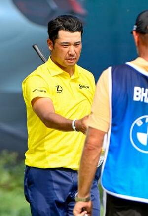 　最終ラウンド、ホールアウトする松山英樹。通算２オーバーで２６位＝ケーブズバレーＧＣ（共同）