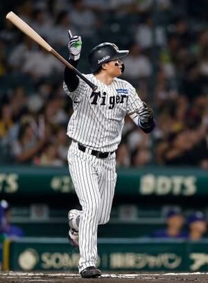 　１０回阪神１死、森下が左越えにサヨナラ本塁打を放つ＝甲子園