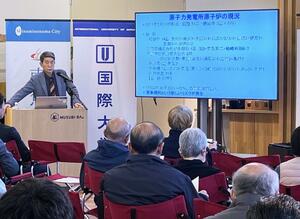 「むすびばカレッジ」で柏崎刈羽原発の再稼働について語る国際大の橘川武郎学長＝南魚沼市六日町