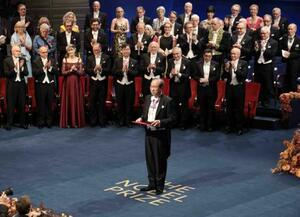ノーベル賞授賞式でメダルと賞状を授与された化学賞の北川進・京都大特別教授(手前)。前列左から5人目は生理学・医学賞の坂口志文・大阪大特任教授=10日、ストックホルムのコンサートホール(代表撮影・共同)