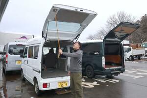 弘新機工が施工を始めたアメージングゲートアップ。車のリアゲートの開口角度が広がる＝新発田市