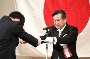 信組ゆきぐに奨学金の9期生が出席した認定式=3月27日、南魚沼市六日町