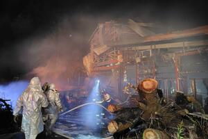 建物火災の現場＝１１月３０日午後９時半過ぎ、佐渡市