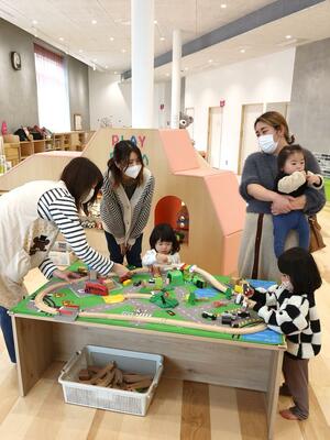 １０月にオープンした「まちなか＋」の子育て広場。親子連れの和やかな声が響く＝妙高市朝日町１