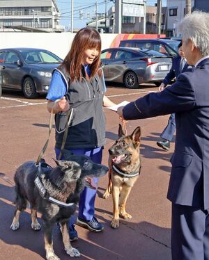 嘱託警察犬のゲント号（左）とフィオ号＝小千谷署