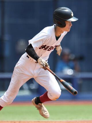 北越－新発田　５回新発田無死、新井田吏一が中前打を放つ。この日２安打と気を吐いた＝７月１９日、新潟市中央区長潟のハードオフ・エコスタジアム