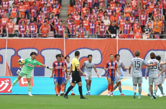 前半、先制を許した新潟=ビッグスワン