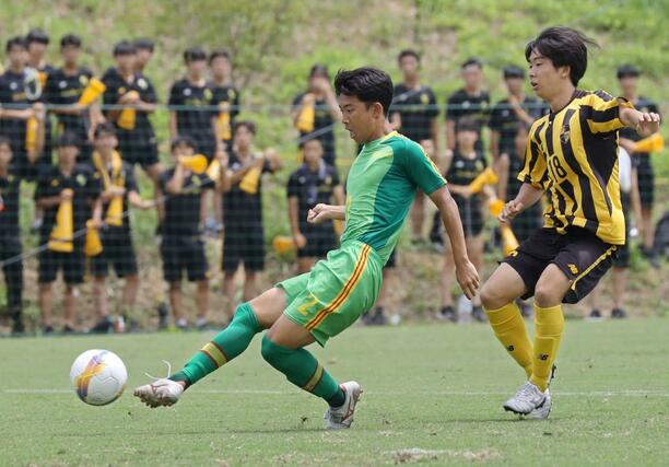 男子3回戦 東海大相模-帝京長岡 前半4分、帝京長岡のDF遠藤琉晟がシュートを決め、1-0=福島県Jヴィレッジ