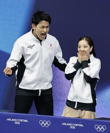 ペア・フリーの得点に喜ぶ三浦璃来（右）、木原龍一組＝ミラノ（共同）