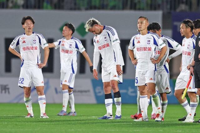 湘南－新潟　２－５で敗れ、うなだれる新潟の選手たち＝レモンガススタジアム平塚