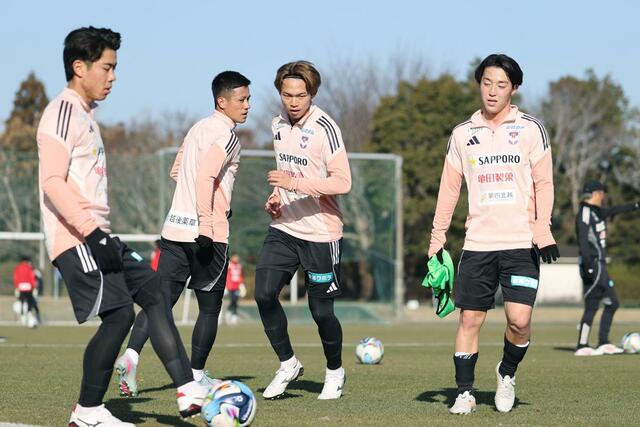 
ＤＦ佐藤海宏（右から２人目）＝１月１４日　宮崎県都城市の高城運動公園
