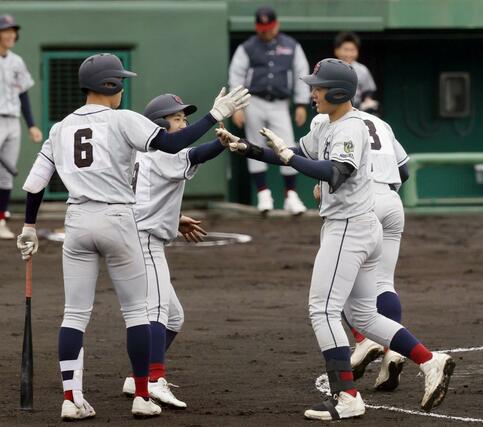 日本文理－関根学園　初回に先制の３ランを放った関根学園の５番池田栞太（手前右）がチームメートと喜び合う＝長岡市悠久山