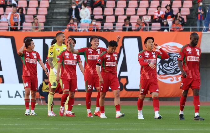 試合終了後、FC大阪に勝利し笑顔を見せるFWマテウス・モラエス(55)ら=デンカビッグスワン
