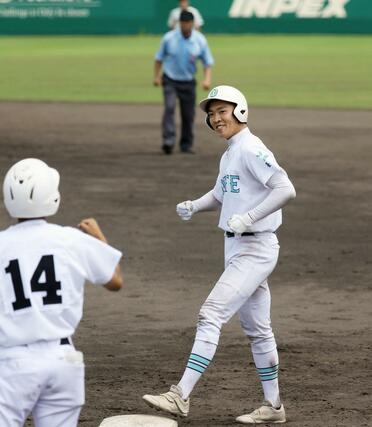 長岡向陵－長岡大手　７回裏２死三塁、長岡大手の代打荒川航汰が勝ち越しの適時打を放ち１－２　一塁上でガッツポーズ＝長岡市悠久山球場