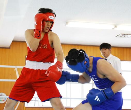 男子ウエルター級決勝 終始優位に試合を進め、判定勝ちした開志学園の2年寺島隆惺(左)=6月22日、新潟市中央区上所1の新潟南高校