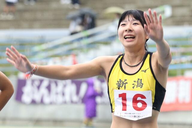少年女子Ａ１００メートル決勝で優勝した秋澤理沙（東京学館高）＝滋賀県彦根市（写真映像部・大橋奎介）