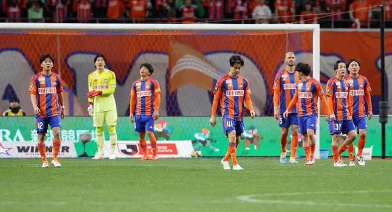 新潟－福岡　後半１５分、福岡に先制を許し、肩を落とす新潟の選手たち＝ビッグスワン（写真映像部・佐藤将志）