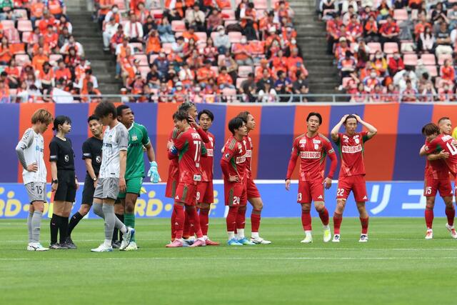 讃岐に競り勝ち、喜ぶ新潟の選手たち=ビッグスワン