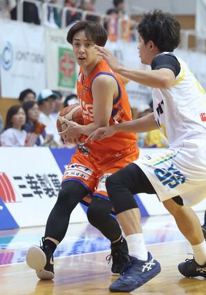 Ｂ３　新潟－香川　第１クオーター　ボールを運ぶ五十嵐＝１０月２６日、新潟市東総合スポーツセンター