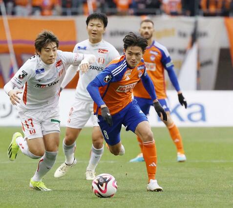 新潟－名古屋　前半、相手と競り合うＭＦ宮本英治＝デンカビッグスワン