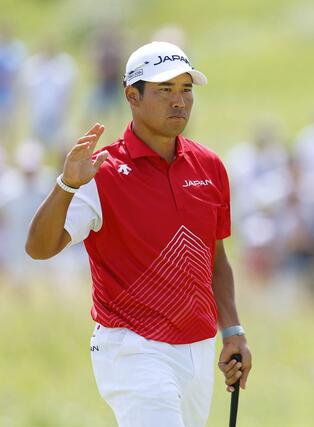 男子　最終ラウンド、５番でバーディーを決め、ギャラリーに応える松山英樹＝パリ郊外（共同）