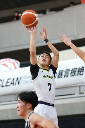 男子１回戦　帝京長岡－関西（岡山）　第２クオーター、帝京長岡の赤澤翔心がシュートを決め、２５－１７＝１２月２３日、東京都渋谷区千駄ケ谷１の東京体育館