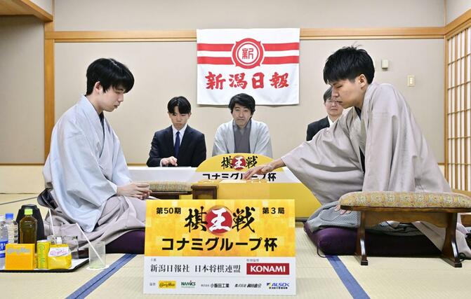 将棋の第50期棋王戦コナミグループ杯第3局が千日手となり、指し直し局に臨む藤井聡太棋王(左)と増田康宏八段