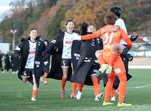 皇后杯３回戦マイナビ仙台－新潟Ｌ　ＰＫ戦で勝ち上がりを決め、喜びを爆発させる新潟Ｌの選手ら。ＧＫ久野吹雪のもとへ駆け寄る＝宮城県（新潟Ｌ提供）
