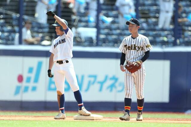 帝京長岡－新発田南　２回新発田南２死、小川瑠威が三塁打を放ち塁上で喜ぶ＝エコスタ