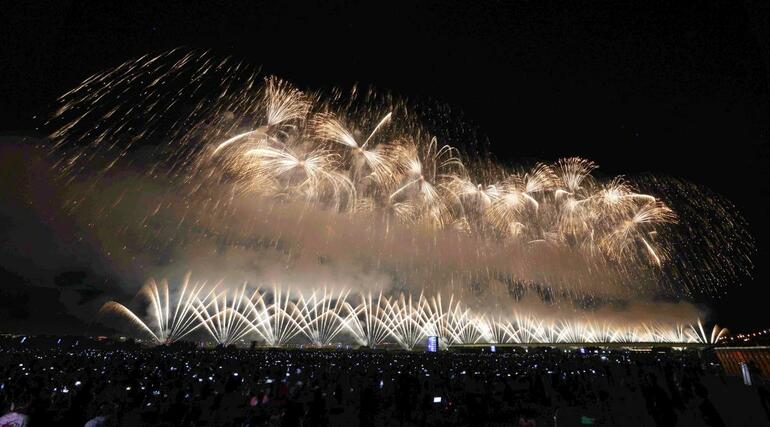 夜空を彩った「復興祈願花火フェニックス」=8月2日午後8時30分ごろ、長岡市