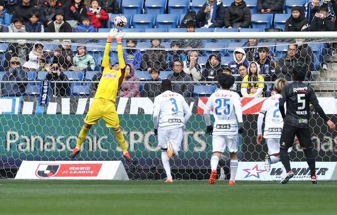 G大阪－新潟　前半、好セーブを見せたＧＫ小島享介＝パナソニックスタジアム吹田
