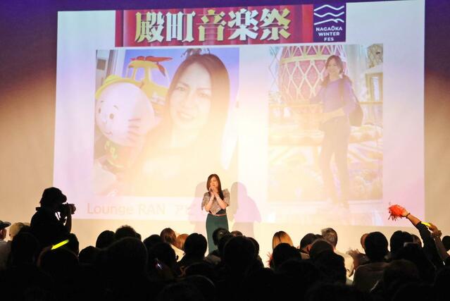 スナックなどに勤める女性が歌声を披露した「殿町音楽祭」＝アオーレ長岡