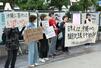  沖縄への米軍基地集中に反対し街頭で思いを訴える参加者＝２３日、新潟市中央区